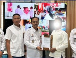 Penuh Suka Cita Hari Natal, Kalapas Muara Enim Serahkan Remisi Khusus Kepada Warga Binaan Lapas Muara Enim