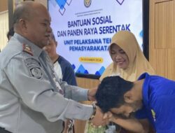Kalapas Kelas I Semarang Serahkan Bantuan Sosial Dari Hasil Panen Raya Kepada Keluarga Warga Binaan
