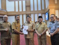 Kakanwil Topan Sopuan Hadiri Penyerahan Naskah Akademik dan Ranperda Sistem Pemerintahan Daerah Berbasis Data Desa serta Kelurahan Presisi