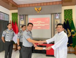 Kalapas Gowim Mahali Serahkan Remisi Imlek Kepada Warga Binaan Lapas Tanjungpandan