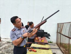 Tingkatkan Keterampilan Petugas, Kalapas Kotabumi Beserta Jajaran Gelar Ketangkasan Menembak