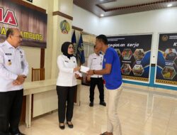 Kalapas Kelas I Bandar Lampung Berikan Premi Kepada Warga Binaan Hasil Karya Pembuatan Sabut Kelapa