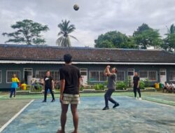 Jumat Sehat, Warga Binaan dan Petugas Rutan Sukadana Laksanakan Pertandingan Olahraga Bola Voli