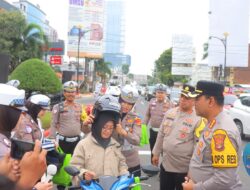 Polisi Bagikan Helm dan Bingkisan Kepada Pengendara Tertib di Bandar Lampung