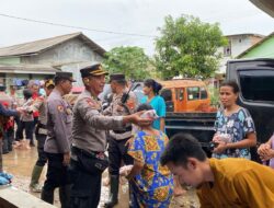 Polresta Bandar Lampung Bantu Bersihkan Lumpur dan Bagikan 300 Paket Makanan di Lokasi Banjir