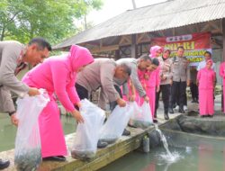 Polresta Bandar Lampung Tebar Ribuan Benih Ikan Guna Dukung Ketahanan Pangan
