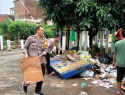 Polisi Bersama Warga Gotong Royong Bersihkan Sampah Dampak Banjir di Bandar Lampung