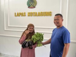 Jumat Berkah, Kepala Lapas Kotaagung Beserta Jajaran Bagikan Sayuran Kepada Masyarakat Sekitar