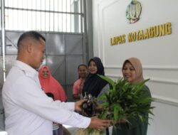 Berbagi Hasil Panen Warga Binaan, Lapas Kotaagung Gelar Jumat Berkah Bagikan Sayuran Kepada Masyarakat Sekitar