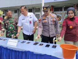 Komitmen Zero Halinar, Kakanwil Jalu Yuswa Panjang Bersama APH dan Lapas Kelas I Bandar Lampung Musnahkan Barang Hasil Razia