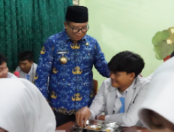 Pj Gubernur Lampung Tinjau Program Makan Bergizi Gratis di Sekolah, Dukung Generasi Sehat dan Cerdas