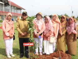 Jaga Keseimbangan Lingkungan, Pj. Gubernur Lampung Tanam Pohon di Ruas Tol Bakauheni-Terbanggi Besar