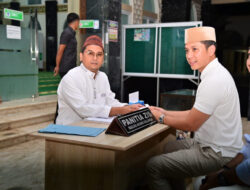 Bupati Radityo Egi Pratama Tunaikan Zakat di Masjid Agung Kalianda Lampung Selatan