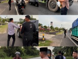 Kepala Rutan Menggala Bagikan Takjil Kepada Masyarakat di Bulan Ramadhan