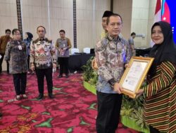 Kakanwil Santosa Serahkan Dua Sertifikat Merek Kepada Pelaku Usaha di Lampung