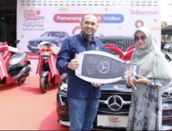 Pelanggan Setia 13 Tahun, Guru SMPN 11 Muaro Jambi Raih Mercedes-Benz C200 dari Telkomsel Poin Gembira Festival 2024