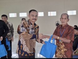Berbagi Berkah di Bulan Ramadhan, Kalapas Muara Enim Salurkan Paket Sembako Untuk Keluarga Warga Binaan dan Masyarakat Sekitar Lapas