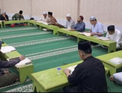 Warga Binaan Bersama Petugas Lapas Kelas I Bandar Lampung Laksanakan Tadarus Al-Quran di Masjid Darut Taubah