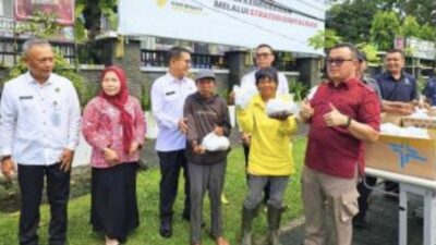 Raih Keberkahan Ramadhan, Kanwil Kemenkum Riau Bagikan Takjil Gratis Untuk Masyarakat