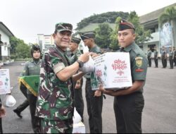 Danrem 043/Gatam Berikan Bingkisan Kepada Prajurit dan PNS