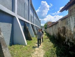Cegah Gangguan Kamtib, KPLP Lapas Rajabasa Bersama Tim Satopspatnal dan Warga Binaan Lakukan Pembersihan Rumput Area Belakang Lapas