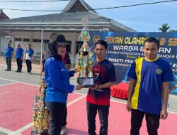 Kalapas Kelas I Bandar Lampung Resmi Menutup Pekan Olah Raga dan Seni Warga Binaan Dengan Menyerahkan Piala Lomba Bagi Pemenang