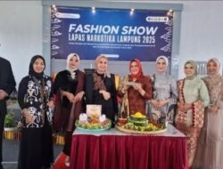 Pringati HBP ke-61 dan Hari Kartini DWP Lapas Narkotika Bandar Lampung Gelar Fashion Show