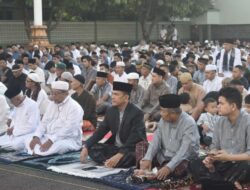 Danrem 043/Gatam Shalat Idul Fitri 1446 H Bersama Masyarakat Bandar Lampung
