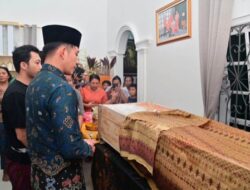 Sampaikan Duka Cita, Bupat Egi Melayat ke Rumah Almarhum Made Sukintre