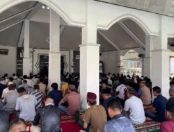 Warga Binaan Bersama Pegawai Lapas Kotabumi Laksanakan Sholat Jumat Berjamaah