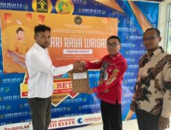 Kalapas Mastur Serahkan Remisi Waisak Kepada Warga Binaan Lapas Gunung Sugih