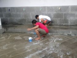 Peduli Kebersihan, Warga Binaan Lapas Kotabumi Bersihkan Masjid At-Taubah