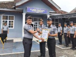 Apresiasi Kinerja, Kepala Rutan Sukadana Berikan  Penghargaan Pegawai Teladan