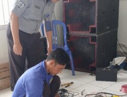 Petugas Lapas Kotabumi Pantau Warga Binaan Perbaiki Sarana Prasarana Band, Dukung Pembinaan Kreativitas