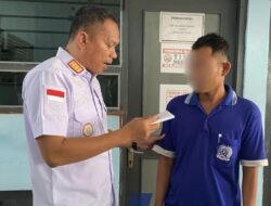Kepala Rutan Pemalang Serahkan Premi Hasil Pembinaan Kemandirian Kepada Warga Binaan