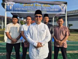 Khidmat dan Tertib, Kalapas Ade Kusmanto Beserta Jajaran Lapas Narkotika Lampung Gelar Sholat Idul Adha dan Sembelih 11 Ekor Hewan Kurban