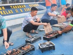 Rayakan Momen Idul Adha, Karutan Sukadana Bersama Warga Binaan Bakar Sate Bersama