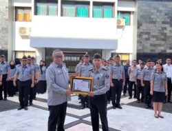 Penyerahan Piagam Kepada Pegawai Teladan, Kakanwil Sampaikan Pesan Keteladanan