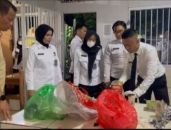 Kakanwil Ditjenpas Lampung Didampingi Kalapas  Ike Rahmawati Gelar Razia Malam Sebagai Wujud Komitmen Bersih dari Barang Terlarang