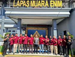 Kabid Pelayanan dan Pembinaan Kanwil Ditjenpas Sumsel Monev dan Apresiasi Pelayanan di Lapas Muara Enim Saat Kunjungan Berlangsung