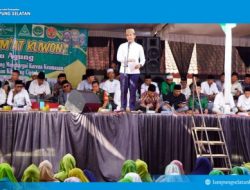 Warga Puji Rahayu ‘Curhat’ Jalan Rusak Saat Pengajian Jumat Kliwon, Bupati Egi: 2026 Kita Anggarkan Perbaikan