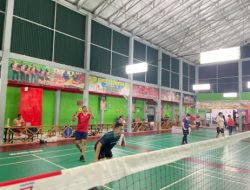 Tingkatkan Kebugaran Petugas, Kalapas Muara Enim Rutin Badminton Bersama
