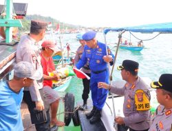 Sambut HUT Ke-80 RI, Polresta Bandar Lampung Bagikan Bendera Merah Putih dan Sembako Kepada Nelayan