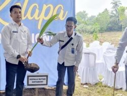 Rutan Kotabumi Dukung Ketahanan Pangan Nasional Melalui Penanaman Pohon Kelapa Serentak