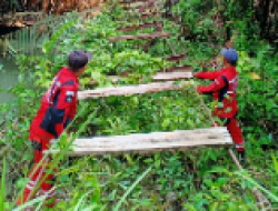 Membangun Harapan di Atas Sungai, Gubernur Lampung Gerakkan Gotong Royong Perbaiki Jembatan Viral Tampang Muda