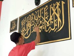 Warga Binaan Asah Kreativitas Lewat Kegiatan Melukis Kaligrafi di Masjid At-Taubah Lapas Dharmasraya
