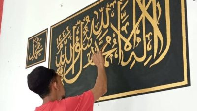 Warga Binaan Asah Kreativitas Lewat Kegiatan Melukis Kaligrafi di Masjid At-Taubah Lapas Dharmasraya