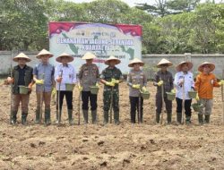 Karutan Sukadana Bersama Polres Lampung Timur Ikut Tanam Jagung Serentak Kuartal IV Sebagai Wujud Dukungan Terhadap Swasembada Pangan Nasional