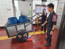 Perketat Pengamanan, Petugas Lapas Brebes Geledah Rutin Kendaraan dengan Sarana Keamanan Pencegahan Inspection Mirror