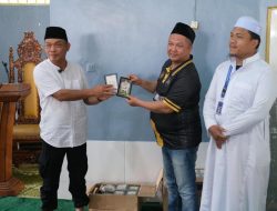 Tingkatkan Pembinaan Rohani, Kalapas Narkotika Bagikan Iqro Kepada Warga Binaan